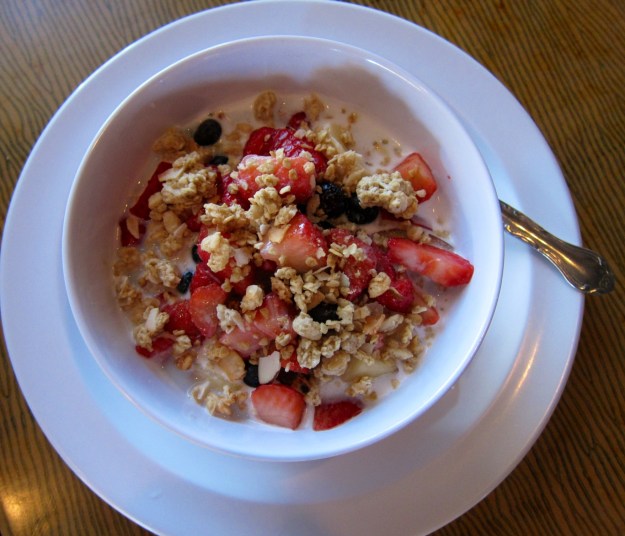 Quinoa oatmeal with fruit
