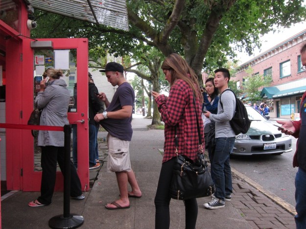 What do Seattle diners do while they're waiting in line? Why of course, talk to each other